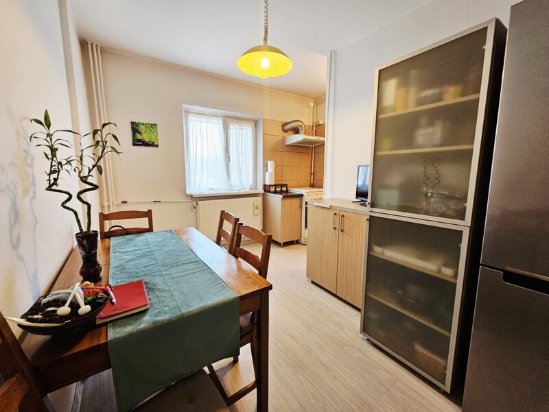 Vicina, Petre Ispirescu, vanzare 2 camere, 57 mp, decomandat, etaj 2/4.